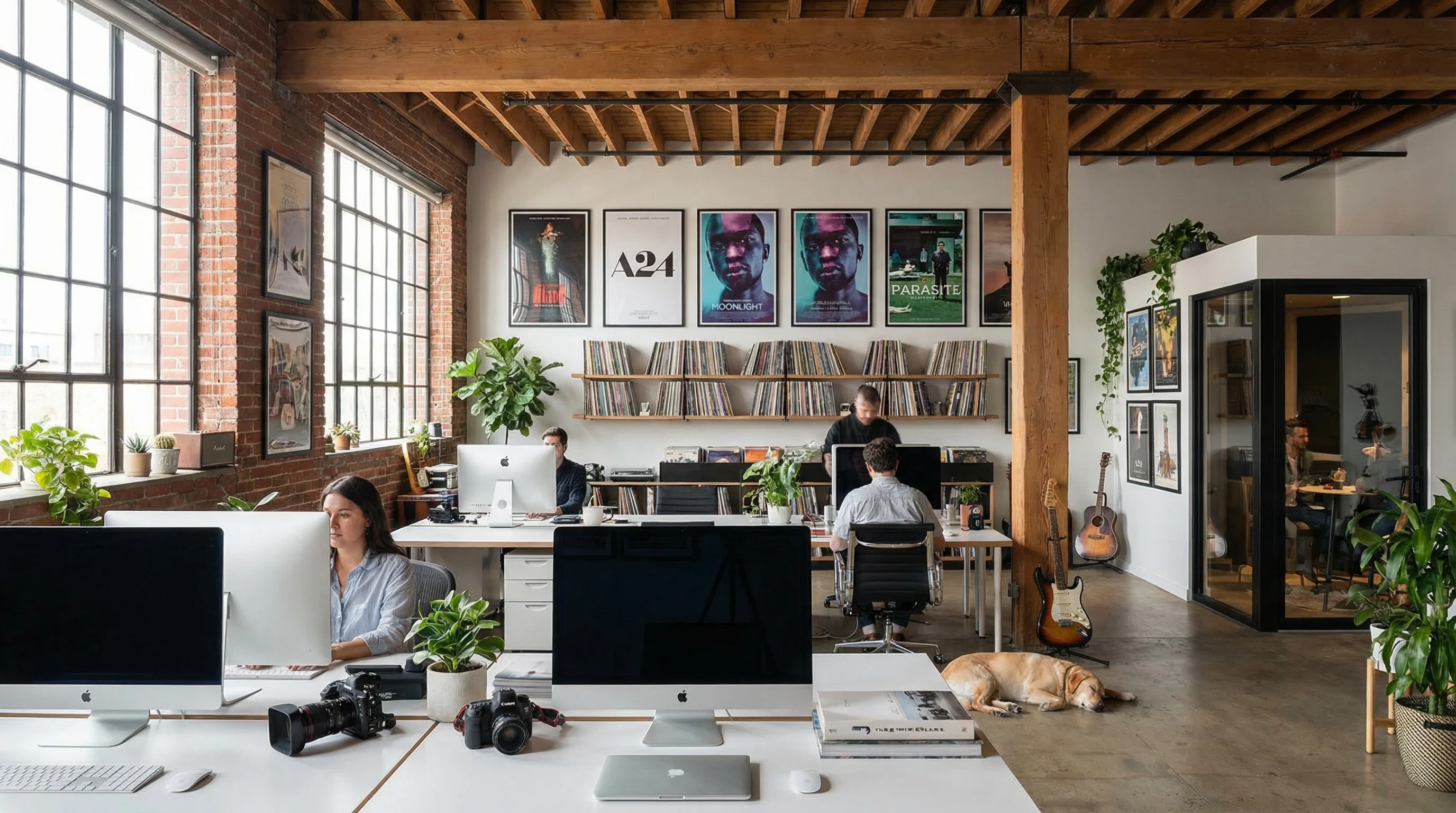 蜜桃视频编辑团队在创意办公空间中工作的场景